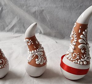 Cornetto portafortuna in ceramica decorata di Capodimonte